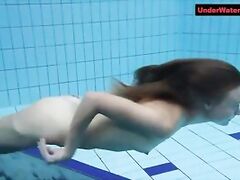 Bouncing booty in a  underwater show