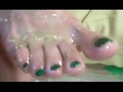 Ebony girl self toe sucking with apple gel