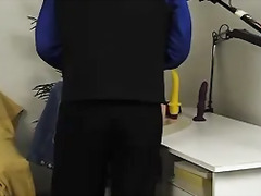 Schwarze in weissen Strapsen gefingert