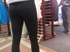 Sultry Lady in Yoga Pants Candid Ass