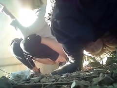 Zwei Girls pissen auf Festival einfach auf den Boden!