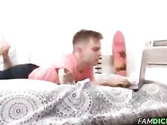 Pai e Filho Gay: Pai aproveita que mãe saiu e cai em cima do filho que estava estudando