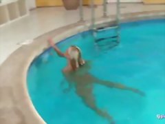 Babe swims naked in the pool