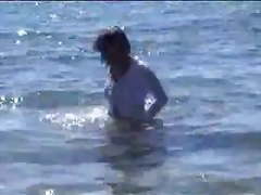 Marjorie ist getting wet and muddy in the ocean - outdoor